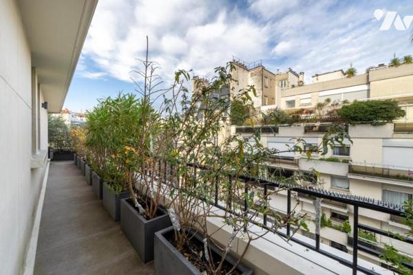 Appartement de 80m2 - 2 chambres - Est / Ouest - balcon terrasse de 38m2. 