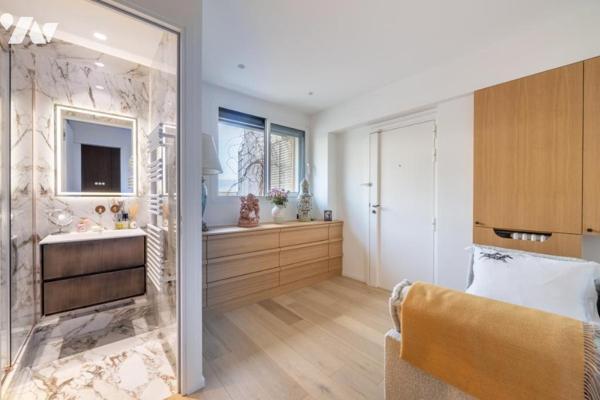 Appartement de 80m2 - 2 chambres - Est / Ouest - balcon terrasse de 38m2. 