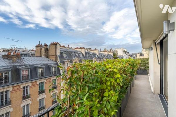 Appartement de 80m2 - 2 chambres - Est / Ouest - balcon terrasse de 38m2. 