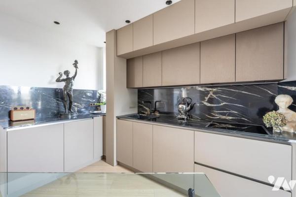 Appartement de 80m2 - 2 chambres - Est / Ouest - balcon terrasse de 38m2. 