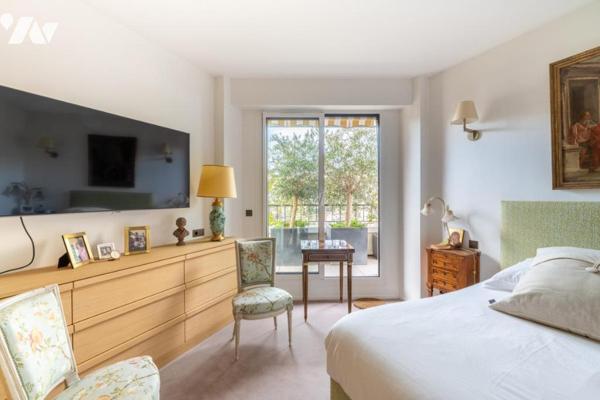 Appartement de 80m2 - 2 chambres - Est / Ouest - balcon terrasse de 38m2. 