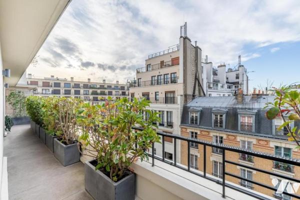 Appartement de 80m2 - 2 chambres - Est / Ouest - balcon terrasse de 38m2. 