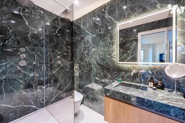 Appartement de 80m2 - 2 chambres - Est / Ouest - balcon terrasse de 38m2. 