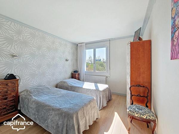 Maison 117 m² (DPE B), 3 chambres, sous-sol, terrain 802m² – THOUARS centre à pied