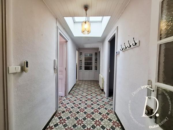 BOUZIGUES – MAISON VIGNERONNE 128 M² – GARAGE DE 112 M² – COUR