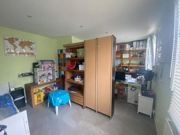 Maison Betton 7 pièce(s)  CHAMBRES EN REZ DE CHAUSSEE / PAS DE VIS A VIS / PISCINE / PROXIMITE ECOLES ET TRANSPORTS