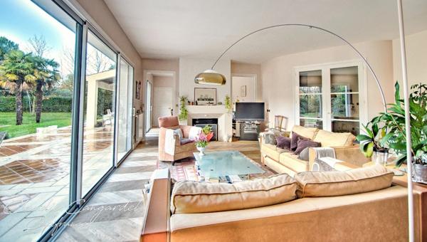 Magnifique propriété de 7 pièces alliant espace, élégance et cadre verdoyant à seulement 10' de LA ROCHELLE