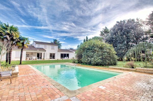 Magnifique propriété de 7 pièces alliant espace, élégance et cadre verdoyant à seulement 10' de LA ROCHELLE