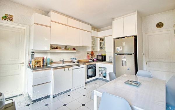 Magnifique propriété de 7 pièces alliant espace, élégance et cadre verdoyant à seulement 10' de LA ROCHELLE