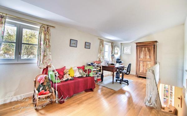 Magnifique propriété de 7 pièces alliant espace, élégance et cadre verdoyant à seulement 10' de LA ROCHELLE