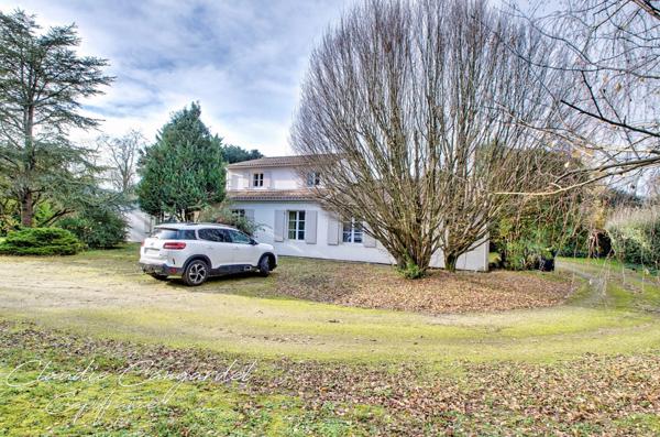 Magnifique propriété de 7 pièces alliant espace, élégance et cadre verdoyant à seulement 10' de LA ROCHELLE