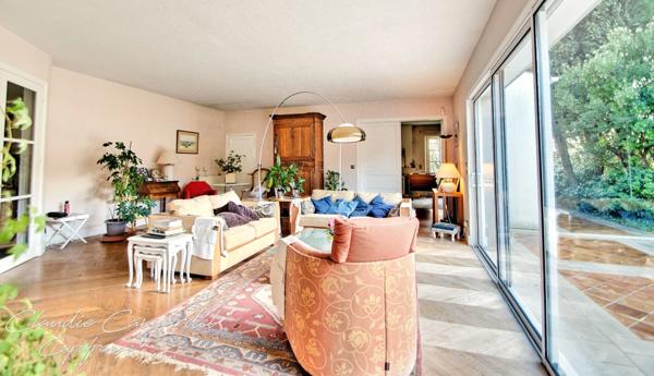 Magnifique propriété de 7 pièces alliant espace, élégance et cadre verdoyant à seulement 10' de LA ROCHELLE