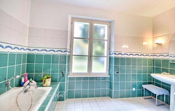 Magnifique propriété de 7 pièces alliant espace, élégance et cadre verdoyant à seulement 10' de LA ROCHELLE