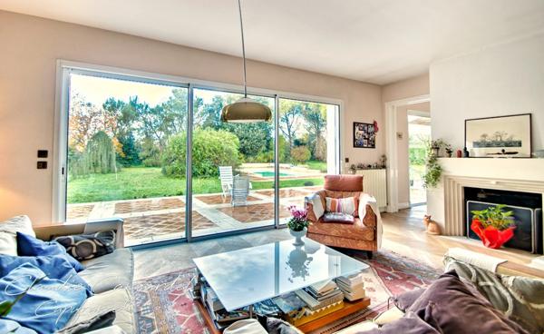 Magnifique propriété de 7 pièces alliant espace, élégance et cadre verdoyant à seulement 10' de LA ROCHELLE