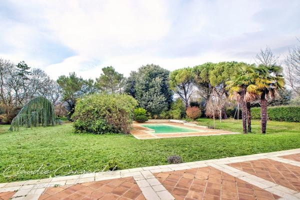 Magnifique propriété de 7 pièces alliant espace, élégance et cadre verdoyant à seulement 10' de LA ROCHELLE