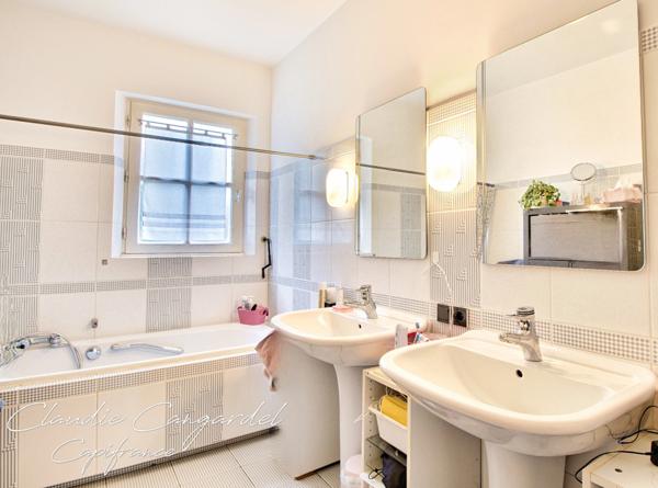 Magnifique propriété de 7 pièces alliant espace, élégance et cadre verdoyant à seulement 10' de LA ROCHELLE