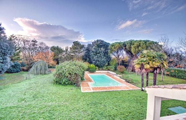 Magnifique propriété de 7 pièces alliant espace, élégance et cadre verdoyant à seulement 10' de LA ROCHELLE