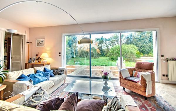 Magnifique propriété de 7 pièces alliant espace, élégance et cadre verdoyant à seulement 10' de LA ROCHELLE