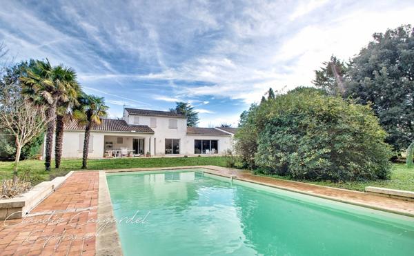 Magnifique propriété de 7 pièces alliant espace, élégance et cadre verdoyant à seulement 10' de LA ROCHELLE