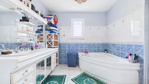 Maison familiale avec piscine, spa et trois garages – Aytré secteur Cottes Mailles