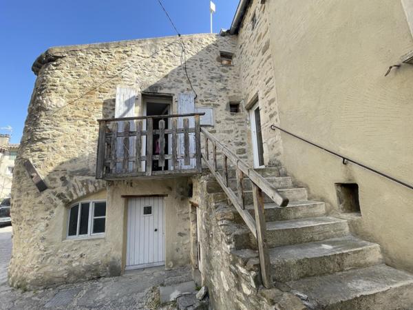 En exclusivité, découvrez cette charmante maison de village avec cave et terrasse panoramique