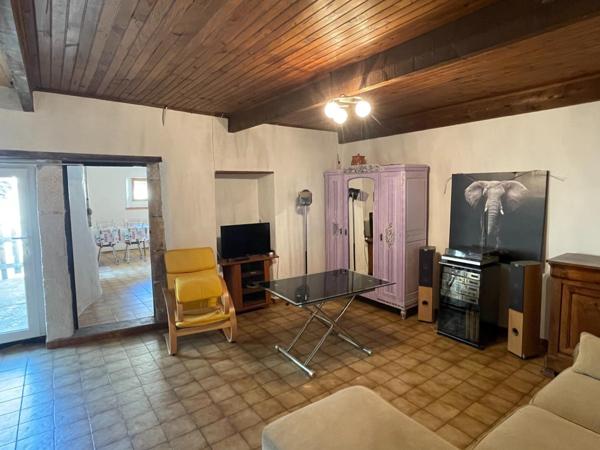 En exclusivité, découvrez cette charmante maison de village avec cave et terrasse panoramique