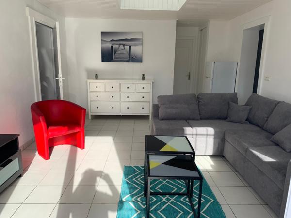 A Barbâtre, grande maison de 180 m2 de surface habitable environ avec deux garages indépendants et une piscine couverte dans une propriété de 552 m2.