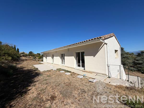 Location maison T5 entièrement meublée avec piscine, grandes terrasses et 10 000 m² de terrain