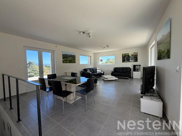Location maison T5 entièrement meublée avec piscine, grandes terrasses et 10 000 m² de terrain