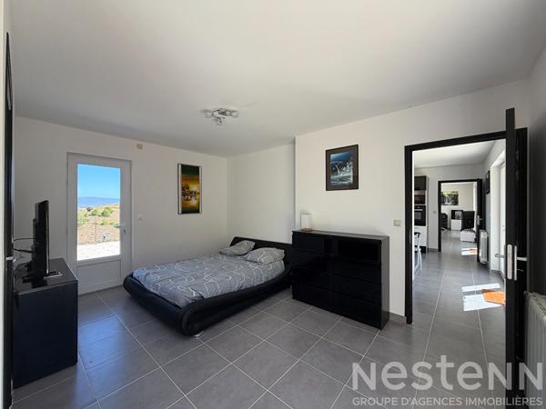 Location maison T5 entièrement meublée avec piscine, grandes terrasses et 10 000 m² de terrain