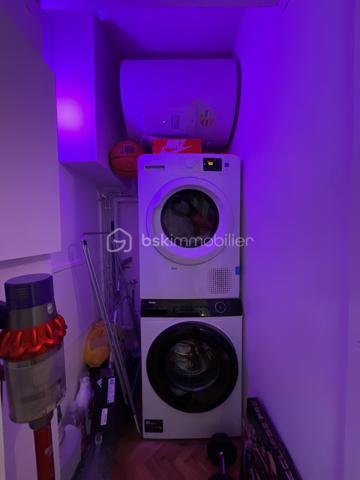 Venez découvrir ce véritable cocon de 45 m², situé au 4ᵉ et dernier étage d’une résidence calme, sécurisée et parfaitement entretenue avec ascenseur.
Entièrement rénové avec goût, l’appartement offre un intérieur harmonieux et bien agencé comprenant un séjour lumineux, une cuisine ouverte équipée, une chambre élégante, une salle d’eau moderne et une buanderie fonctionnelle.
À cela s’ajoute un superbe extérieur avec une terrasse d’environ 18 m², idéale pour vos moments de détente, ainsi qu’un balcon indépendant qui complète parfaitement le bien.
Une cave en sous-sol et un box fermé apportent un confort supplémentaire très recherché.
Un appartement chaleureux, fonctionnel et rare sur le secteur, où il ne reste plus qu’à poser ses valises.

L’appartement peut être vendu entièrement meublé, à l’exception de quelques éléments de décoration personnels.
Un bien clé en main, où il ne reste plus qu’à poser ses valises.

LES ATOUTS :
-Meublé
-Résidence avec ascenseur
-Appartement entièrement rénové
-Séjour lumineux
-Chambre élégante
-Salle d’eau moderne
-Buanderie
-Terrasse d’environ 18 m²
-Balcon
-Cave
-Box fermé
-Environnement calme et agréable

TRANSPORT:
Bus:187,286;396;184
Proche des commerces, à seulement quelques minutes à pied de la Cerisaie et du centre-ville de Fresnes.

Un bien chaleureux, fonctionnel et rare sur le secteur, idéal pour une résidence principale ou un investissement (locatif).

N’hésitez pas à me contacter pour organiser une visite.