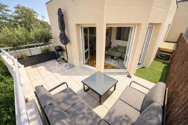 Venez découvrir ce véritable cocon de 45 m², situé au 4ᵉ et dernier étage d’une résidence calme, sécurisée et parfaitement entretenue avec ascenseur.
Entièrement rénové avec goût, l’appartement offre un intérieur harmonieux et bien agencé comprenant un séjour lumineux, une cuisine ouverte équipée, une chambre élégante, une salle d’eau moderne et une buanderie fonctionnelle.
À cela s’ajoute un superbe extérieur avec une terrasse d’environ 18 m², idéale pour vos moments de détente, ainsi qu’un balcon indépendant qui complète parfaitement le bien.
Une cave en sous-sol et un box fermé apportent un confort supplémentaire très recherché.
Un appartement chaleureux, fonctionnel et rare sur le secteur, où il ne reste plus qu’à poser ses valises.

L’appartement peut être vendu entièrement meublé, à l’exception de quelques éléments de décoration personnels.
Un bien clé en main, où il ne reste plus qu’à poser ses valises.

LES ATOUTS :
-Meublé
-Résidence avec ascenseur
-Appartement entièrement rénové
-Séjour lumineux
-Chambre élégante
-Salle d’eau moderne
-Buanderie
-Terrasse d’environ 18 m²
-Balcon
-Cave
-Box fermé
-Environnement calme et agréable

TRANSPORT:
Bus:187,286;396;184
Proche des commerces, à seulement quelques minutes à pied de la Cerisaie et du centre-ville de Fresnes.

Un bien chaleureux, fonctionnel et rare sur le secteur, idéal pour une résidence principale ou un investissement (locatif).

N’hésitez pas à me contacter pour organiser une visite.