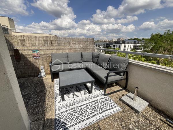 Venez découvrir ce véritable cocon de 45 m², situé au 4ᵉ et dernier étage d’une résidence calme, sécurisée et parfaitement entretenue avec ascenseur.
Entièrement rénové avec goût, l’appartement offre un intérieur harmonieux et bien agencé comprenant un séjour lumineux, une cuisine ouverte équipée, une chambre élégante, une salle d’eau moderne et une buanderie fonctionnelle.
À cela s’ajoute un superbe extérieur avec une terrasse d’environ 18 m², idéale pour vos moments de détente, ainsi qu’un balcon indépendant qui complète parfaitement le bien.
Une cave en sous-sol et un box fermé apportent un confort supplémentaire très recherché.
Un appartement chaleureux, fonctionnel et rare sur le secteur, où il ne reste plus qu’à poser ses valises.

L’appartement peut être vendu entièrement meublé, à l’exception de quelques éléments de décoration personnels.
Un bien clé en main, où il ne reste plus qu’à poser ses valises.

LES ATOUTS :
-Meublé
-Résidence avec ascenseur
-Appartement entièrement rénové
-Séjour lumineux
-Chambre élégante
-Salle d’eau moderne
-Buanderie
-Terrasse d’environ 18 m²
-Balcon
-Cave
-Box fermé
-Environnement calme et agréable

TRANSPORT:
Bus:187,286;396;184
Proche des commerces, à seulement quelques minutes à pied de la Cerisaie et du centre-ville de Fresnes.

Un bien chaleureux, fonctionnel et rare sur le secteur, idéal pour une résidence principale ou un investissement (locatif).

N’hésitez pas à me contacter pour organiser une visite.