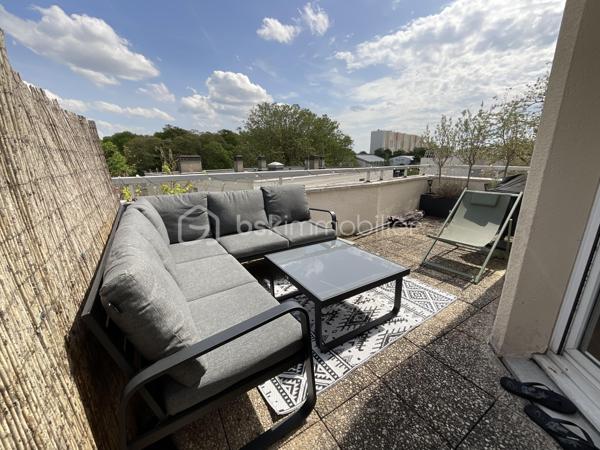 Venez découvrir ce véritable cocon de 45 m², situé au 4ᵉ et dernier étage d’une résidence calme, sécurisée et parfaitement entretenue avec ascenseur.
Entièrement rénové avec goût, l’appartement offre un intérieur harmonieux et bien agencé comprenant un séjour lumineux, une cuisine ouverte équipée, une chambre élégante, une salle d’eau moderne et une buanderie fonctionnelle.
À cela s’ajoute un superbe extérieur avec une terrasse d’environ 18 m², idéale pour vos moments de détente, ainsi qu’un balcon indépendant qui complète parfaitement le bien.
Une cave en sous-sol et un box fermé apportent un confort supplémentaire très recherché.
Un appartement chaleureux, fonctionnel et rare sur le secteur, où il ne reste plus qu’à poser ses valises.

L’appartement peut être vendu entièrement meublé, à l’exception de quelques éléments de décoration personnels.
Un bien clé en main, où il ne reste plus qu’à poser ses valises.

LES ATOUTS :
-Meublé
-Résidence avec ascenseur
-Appartement entièrement rénové
-Séjour lumineux
-Chambre élégante
-Salle d’eau moderne
-Buanderie
-Terrasse d’environ 18 m²
-Balcon
-Cave
-Box fermé
-Environnement calme et agréable

TRANSPORT:
Bus:187,286;396;184
Proche des commerces, à seulement quelques minutes à pied de la Cerisaie et du centre-ville de Fresnes.

Un bien chaleureux, fonctionnel et rare sur le secteur, idéal pour une résidence principale ou un investissement (locatif).

N’hésitez pas à me contacter pour organiser une visite.