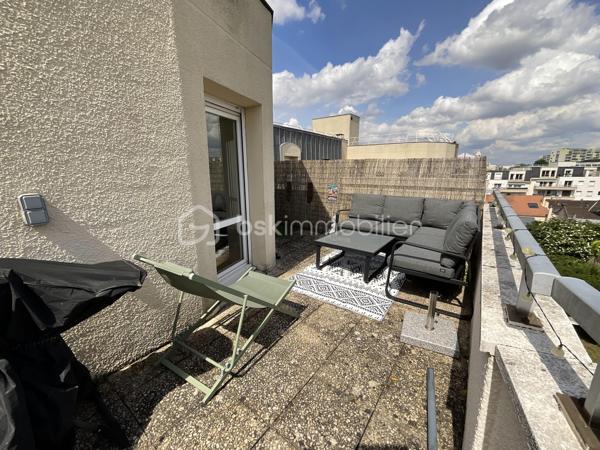 Venez découvrir ce véritable cocon de 45 m², situé au 4ᵉ et dernier étage d’une résidence calme, sécurisée et parfaitement entretenue avec ascenseur.
Entièrement rénové avec goût, l’appartement offre un intérieur harmonieux et bien agencé comprenant un séjour lumineux, une cuisine ouverte équipée, une chambre élégante, une salle d’eau moderne et une buanderie fonctionnelle.
À cela s’ajoute un superbe extérieur avec une terrasse d’environ 18 m², idéale pour vos moments de détente, ainsi qu’un balcon indépendant qui complète parfaitement le bien.
Une cave en sous-sol et un box fermé apportent un confort supplémentaire très recherché.
Un appartement chaleureux, fonctionnel et rare sur le secteur, où il ne reste plus qu’à poser ses valises.

L’appartement peut être vendu entièrement meublé, à l’exception de quelques éléments de décoration personnels.
Un bien clé en main, où il ne reste plus qu’à poser ses valises.

LES ATOUTS :
-Meublé
-Résidence avec ascenseur
-Appartement entièrement rénové
-Séjour lumineux
-Chambre élégante
-Salle d’eau moderne
-Buanderie
-Terrasse d’environ 18 m²
-Balcon
-Cave
-Box fermé
-Environnement calme et agréable

TRANSPORT:
Bus:187,286;396;184
Proche des commerces, à seulement quelques minutes à pied de la Cerisaie et du centre-ville de Fresnes.

Un bien chaleureux, fonctionnel et rare sur le secteur, idéal pour une résidence principale ou un investissement (locatif).

N’hésitez pas à me contacter pour organiser une visite.
