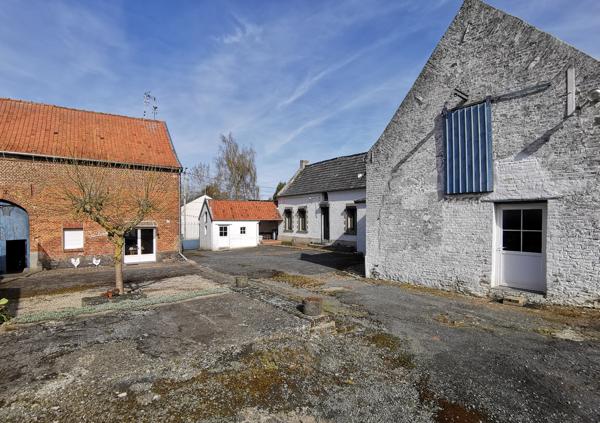 DOMAINE AVEC DEUX HABITATIONS GRANGE HANGAR DEPENDANCES SUR 6181 M2