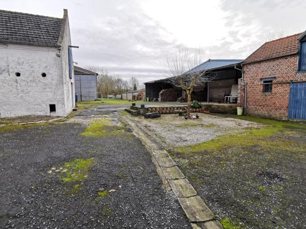 DOMAINE AVEC DEUX HABITATIONS GRANGE HANGAR DEPENDANCES SUR 6181 M2