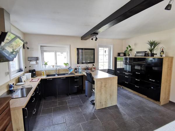 DOMAINE AVEC DEUX HABITATIONS GRANGE HANGAR DEPENDANCES SUR 6181 M2