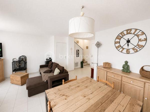 Il y a des maisons dans lesquelles on se sent immédiatement à l'aise. Celle-ci en fait partie.
Située au sein d'une petite résidence de seulement 8 maisons, elle offre un environnement calme et verdoyant tout en restant proche des commodités du quotidien.
Au rez-de-chaussée, vous découvrirez une pièce de vie chaleureuse réunissant salon et salle à manger, une cuisine fonctionnelle, un WC indépendant ainsi qu'un garage directement accessible depuis la maison. 
À l'extérieur, le jardinet permettra de profiter des beaux jours en toute simplicité, que ce soit pour un repas entre amis, un barbecue ou simplement un moment de détente.
L'étage accueille quant à lui trois chambres, dont deux avec placards intégrés, une salle de bains ainsi qu'un second WC. Plusieurs pièces profitent d'une agréable vue dégagée sur les espaces verts, apportant une véritable sensation d'espace et de sérénité.
Une maison bien pensée, facile à vivre et idéale aussi bien pour un premier achat que pour une famille souhaitant s'installer dans un environnement agréable.
Les atouts de cette maison
• Maison T4 d'environ 80 m²
• 3 chambres à l'étage
• 2 WC
• Salle de bains
• Placards intégrés dans 2 chambres
• Pièce de vie lumineuse
• Cuisine fonctionnelle
• Garage attenant
• Jardinet agréable
• Vue dégagée sur la verdure
• Petite résidence de seulement 8 maisons
• Stationnement facile dans la résidence
Cette maison n'attend plus que ses futurs propriétaires.