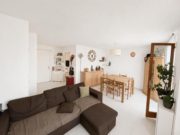 Il y a des maisons dans lesquelles on se sent immédiatement à l'aise. Celle-ci en fait partie.
Située au sein d'une petite résidence de seulement 8 maisons, elle offre un environnement calme et verdoyant tout en restant proche des commodités du quotidien.
Au rez-de-chaussée, vous découvrirez une pièce de vie chaleureuse réunissant salon et salle à manger, une cuisine fonctionnelle, un WC indépendant ainsi qu'un garage directement accessible depuis la maison. 
À l'extérieur, le jardinet permettra de profiter des beaux jours en toute simplicité, que ce soit pour un repas entre amis, un barbecue ou simplement un moment de détente.
L'étage accueille quant à lui trois chambres, dont deux avec placards intégrés, une salle de bains ainsi qu'un second WC. Plusieurs pièces profitent d'une agréable vue dégagée sur les espaces verts, apportant une véritable sensation d'espace et de sérénité.
Une maison bien pensée, facile à vivre et idéale aussi bien pour un premier achat que pour une famille souhaitant s'installer dans un environnement agréable.
Les atouts de cette maison
• Maison T4 d'environ 80 m²
• 3 chambres à l'étage
• 2 WC
• Salle de bains
• Placards intégrés dans 2 chambres
• Pièce de vie lumineuse
• Cuisine fonctionnelle
• Garage attenant
• Jardinet agréable
• Vue dégagée sur la verdure
• Petite résidence de seulement 8 maisons
• Stationnement facile dans la résidence
Cette maison n'attend plus que ses futurs propriétaires.