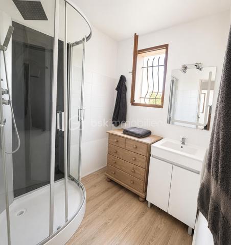 Il y a des maisons dans lesquelles on se sent immédiatement à l'aise. Celle-ci en fait partie.
Située au sein d'une petite résidence de seulement 8 maisons, elle offre un environnement calme et verdoyant tout en restant proche des commodités du quotidien.
Au rez-de-chaussée, vous découvrirez une pièce de vie chaleureuse réunissant salon et salle à manger, une cuisine fonctionnelle, un WC indépendant ainsi qu'un garage directement accessible depuis la maison. 
À l'extérieur, le jardinet permettra de profiter des beaux jours en toute simplicité, que ce soit pour un repas entre amis, un barbecue ou simplement un moment de détente.
L'étage accueille quant à lui trois chambres, dont deux avec placards intégrés, une salle de bains ainsi qu'un second WC. Plusieurs pièces profitent d'une agréable vue dégagée sur les espaces verts, apportant une véritable sensation d'espace et de sérénité.
Une maison bien pensée, facile à vivre et idéale aussi bien pour un premier achat que pour une famille souhaitant s'installer dans un environnement agréable.
Les atouts de cette maison
• Maison T4 d'environ 80 m²
• 3 chambres à l'étage
• 2 WC
• Salle de bains
• Placards intégrés dans 2 chambres
• Pièce de vie lumineuse
• Cuisine fonctionnelle
• Garage attenant
• Jardinet agréable
• Vue dégagée sur la verdure
• Petite résidence de seulement 8 maisons
• Stationnement facile dans la résidence
Cette maison n'attend plus que ses futurs propriétaires.