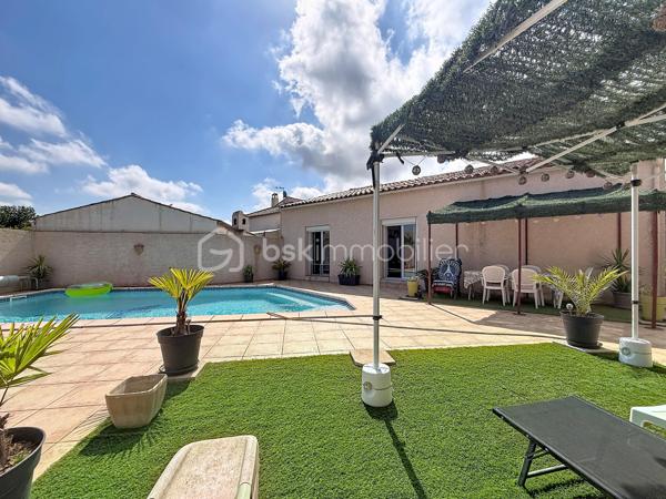 COUP DE COEUR !!! 
Découvrez cette agréable villa traditionnelle de plain-pied, offrant de beaux volumes et tout le confort nécessaire. 

La maison se compose de 5 chambres avec placard, dont deux avec accès direct au jardin/ patio, d'une cuisine séparée entièrement équipée et d'un séjour climatisé de 35 m2 baigné de lumière, d'une salle d'eau ainsi que d'un WC indépendant.

Implantée sur une belle parcelle sans aucun vis-à-vis, vous profiterez d'une belle piscine maçonnée de 8 m x 5 m, de sanitaires extérieurs avec douche et WC, d'un barbecue en pierre couvert, ainsi que de plusieurs arbres fruitiers qui agrémentent le jardin.

Les prestations complémentaires apportent un véritable confort de vie : panneaux solaires, bac à compost, double terrasse et espaces extérieurs parfaitement adaptés à la détente et aux réceptions.

Une villa familiale aux nombreux atouts, idéale pour profiter d'un cadre de vie paisible tout en bénéficiant d'équipements de qualité. Contactez-moi rapidement pour créer votre coup de coeur!