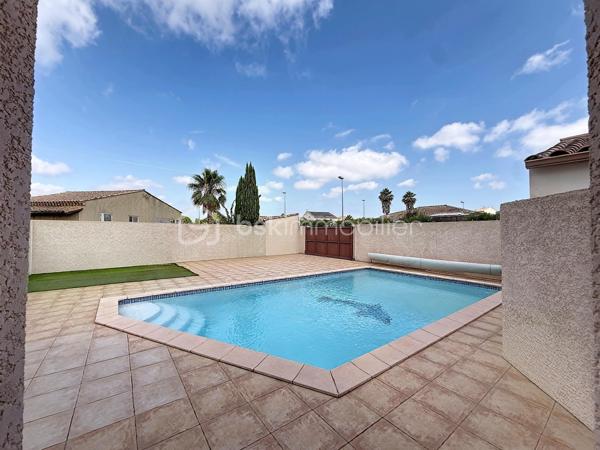COUP DE COEUR !!! 
Découvrez cette agréable villa traditionnelle de plain-pied, offrant de beaux volumes et tout le confort nécessaire. 

La maison se compose de 5 chambres avec placard, dont deux avec accès direct au jardin/ patio, d'une cuisine séparée entièrement équipée et d'un séjour climatisé de 35 m2 baigné de lumière, d'une salle d'eau ainsi que d'un WC indépendant.

Implantée sur une belle parcelle sans aucun vis-à-vis, vous profiterez d'une belle piscine maçonnée de 8 m x 5 m, de sanitaires extérieurs avec douche et WC, d'un barbecue en pierre couvert, ainsi que de plusieurs arbres fruitiers qui agrémentent le jardin.

Les prestations complémentaires apportent un véritable confort de vie : panneaux solaires, bac à compost, double terrasse et espaces extérieurs parfaitement adaptés à la détente et aux réceptions.

Une villa familiale aux nombreux atouts, idéale pour profiter d'un cadre de vie paisible tout en bénéficiant d'équipements de qualité. Contactez-moi rapidement pour créer votre coup de coeur!