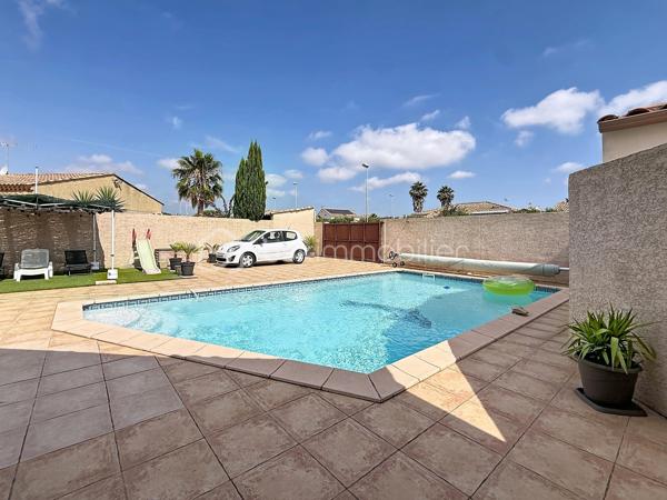COUP DE COEUR !!! 
Découvrez cette agréable villa traditionnelle de plain-pied, offrant de beaux volumes et tout le confort nécessaire. 

La maison se compose de 5 chambres avec placard, dont deux avec accès direct au jardin/ patio, d'une cuisine séparée entièrement équipée et d'un séjour climatisé de 35 m2 baigné de lumière, d'une salle d'eau ainsi que d'un WC indépendant.

Implantée sur une belle parcelle sans aucun vis-à-vis, vous profiterez d'une belle piscine maçonnée de 8 m x 5 m, de sanitaires extérieurs avec douche et WC, d'un barbecue en pierre couvert, ainsi que de plusieurs arbres fruitiers qui agrémentent le jardin.

Les prestations complémentaires apportent un véritable confort de vie : panneaux solaires, bac à compost, double terrasse et espaces extérieurs parfaitement adaptés à la détente et aux réceptions.

Une villa familiale aux nombreux atouts, idéale pour profiter d'un cadre de vie paisible tout en bénéficiant d'équipements de qualité. Contactez-moi rapidement pour créer votre coup de coeur!