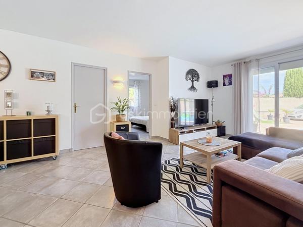 COUP DE COEUR !!! 
Découvrez cette agréable villa traditionnelle de plain-pied, offrant de beaux volumes et tout le confort nécessaire. 

La maison se compose de 5 chambres avec placard, dont deux avec accès direct au jardin/ patio, d'une cuisine séparée entièrement équipée et d'un séjour climatisé de 35 m2 baigné de lumière, d'une salle d'eau ainsi que d'un WC indépendant.

Implantée sur une belle parcelle sans aucun vis-à-vis, vous profiterez d'une belle piscine maçonnée de 8 m x 5 m, de sanitaires extérieurs avec douche et WC, d'un barbecue en pierre couvert, ainsi que de plusieurs arbres fruitiers qui agrémentent le jardin.

Les prestations complémentaires apportent un véritable confort de vie : panneaux solaires, bac à compost, double terrasse et espaces extérieurs parfaitement adaptés à la détente et aux réceptions.

Une villa familiale aux nombreux atouts, idéale pour profiter d'un cadre de vie paisible tout en bénéficiant d'équipements de qualité. Contactez-moi rapidement pour créer votre coup de coeur!