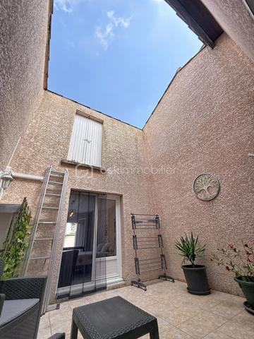 COUP DE COEUR !!! 
Découvrez cette agréable villa traditionnelle de plain-pied, offrant de beaux volumes et tout le confort nécessaire. 

La maison se compose de 5 chambres avec placard, dont deux avec accès direct au jardin/ patio, d'une cuisine séparée entièrement équipée et d'un séjour climatisé de 35 m2 baigné de lumière, d'une salle d'eau ainsi que d'un WC indépendant.

Implantée sur une belle parcelle sans aucun vis-à-vis, vous profiterez d'une belle piscine maçonnée de 8 m x 5 m, de sanitaires extérieurs avec douche et WC, d'un barbecue en pierre couvert, ainsi que de plusieurs arbres fruitiers qui agrémentent le jardin.

Les prestations complémentaires apportent un véritable confort de vie : panneaux solaires, bac à compost, double terrasse et espaces extérieurs parfaitement adaptés à la détente et aux réceptions.

Une villa familiale aux nombreux atouts, idéale pour profiter d'un cadre de vie paisible tout en bénéficiant d'équipements de qualité. Contactez-moi rapidement pour créer votre coup de coeur!