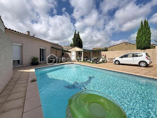 COUP DE COEUR !!! 
Découvrez cette agréable villa traditionnelle de plain-pied, offrant de beaux volumes et tout le confort nécessaire. 

La maison se compose de 5 chambres avec placard, dont deux avec accès direct au jardin/ patio, d'une cuisine séparée entièrement équipée et d'un séjour climatisé de 35 m2 baigné de lumière, d'une salle d'eau ainsi que d'un WC indépendant.

Implantée sur une belle parcelle sans aucun vis-à-vis, vous profiterez d'une belle piscine maçonnée de 8 m x 5 m, de sanitaires extérieurs avec douche et WC, d'un barbecue en pierre couvert, ainsi que de plusieurs arbres fruitiers qui agrémentent le jardin.

Les prestations complémentaires apportent un véritable confort de vie : panneaux solaires, bac à compost, double terrasse et espaces extérieurs parfaitement adaptés à la détente et aux réceptions.

Une villa familiale aux nombreux atouts, idéale pour profiter d'un cadre de vie paisible tout en bénéficiant d'équipements de qualité. Contactez-moi rapidement pour créer votre coup de coeur!