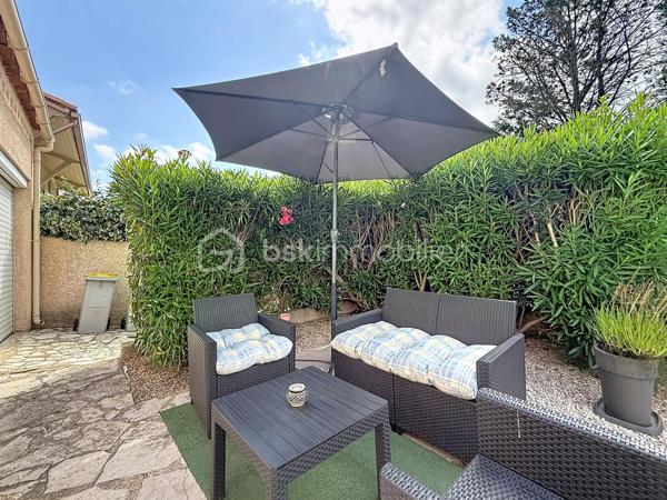 COUP DE COEUR !!! 
Découvrez cette agréable villa traditionnelle de plain-pied, offrant de beaux volumes et tout le confort nécessaire. 

La maison se compose de 5 chambres avec placard, dont deux avec accès direct au jardin/ patio, d'une cuisine séparée entièrement équipée et d'un séjour climatisé de 35 m2 baigné de lumière, d'une salle d'eau ainsi que d'un WC indépendant.

Implantée sur une belle parcelle sans aucun vis-à-vis, vous profiterez d'une belle piscine maçonnée de 8 m x 5 m, de sanitaires extérieurs avec douche et WC, d'un barbecue en pierre couvert, ainsi que de plusieurs arbres fruitiers qui agrémentent le jardin.

Les prestations complémentaires apportent un véritable confort de vie : panneaux solaires, bac à compost, double terrasse et espaces extérieurs parfaitement adaptés à la détente et aux réceptions.

Une villa familiale aux nombreux atouts, idéale pour profiter d'un cadre de vie paisible tout en bénéficiant d'équipements de qualité. Contactez-moi rapidement pour créer votre coup de coeur!