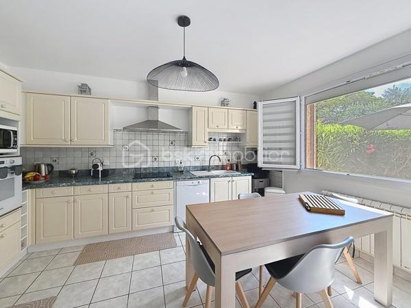 COUP DE COEUR !!! 
Découvrez cette agréable villa traditionnelle de plain-pied, offrant de beaux volumes et tout le confort nécessaire. 

La maison se compose de 5 chambres avec placard, dont deux avec accès direct au jardin/ patio, d'une cuisine séparée entièrement équipée et d'un séjour climatisé de 35 m2 baigné de lumière, d'une salle d'eau ainsi que d'un WC indépendant.

Implantée sur une belle parcelle sans aucun vis-à-vis, vous profiterez d'une belle piscine maçonnée de 8 m x 5 m, de sanitaires extérieurs avec douche et WC, d'un barbecue en pierre couvert, ainsi que de plusieurs arbres fruitiers qui agrémentent le jardin.

Les prestations complémentaires apportent un véritable confort de vie : panneaux solaires, bac à compost, double terrasse et espaces extérieurs parfaitement adaptés à la détente et aux réceptions.

Une villa familiale aux nombreux atouts, idéale pour profiter d'un cadre de vie paisible tout en bénéficiant d'équipements de qualité. Contactez-moi rapidement pour créer votre coup de coeur!