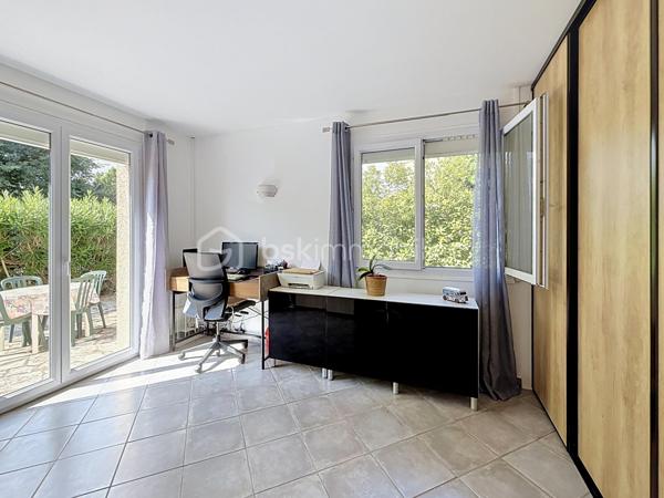 COUP DE COEUR !!! 
Découvrez cette agréable villa traditionnelle de plain-pied, offrant de beaux volumes et tout le confort nécessaire. 

La maison se compose de 5 chambres avec placard, dont deux avec accès direct au jardin/ patio, d'une cuisine séparée entièrement équipée et d'un séjour climatisé de 35 m2 baigné de lumière, d'une salle d'eau ainsi que d'un WC indépendant.

Implantée sur une belle parcelle sans aucun vis-à-vis, vous profiterez d'une belle piscine maçonnée de 8 m x 5 m, de sanitaires extérieurs avec douche et WC, d'un barbecue en pierre couvert, ainsi que de plusieurs arbres fruitiers qui agrémentent le jardin.

Les prestations complémentaires apportent un véritable confort de vie : panneaux solaires, bac à compost, double terrasse et espaces extérieurs parfaitement adaptés à la détente et aux réceptions.

Une villa familiale aux nombreux atouts, idéale pour profiter d'un cadre de vie paisible tout en bénéficiant d'équipements de qualité. Contactez-moi rapidement pour créer votre coup de coeur!